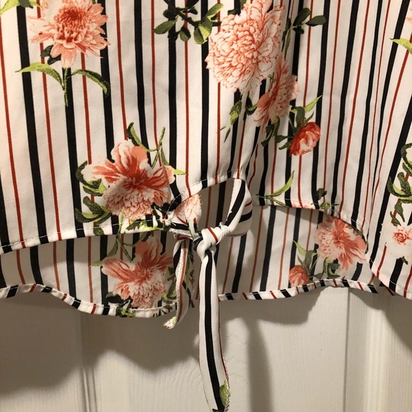 Cold shoulder flowy top! - Picture 3 of 5